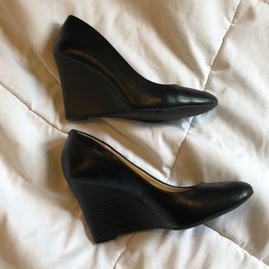 Jessica Simpson black wedges